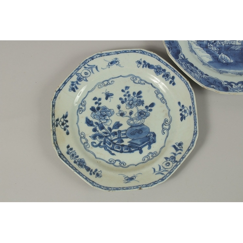 11 - FIVE CHINESE BLUE AND WHITE PORCELAIN PLATES, (5).