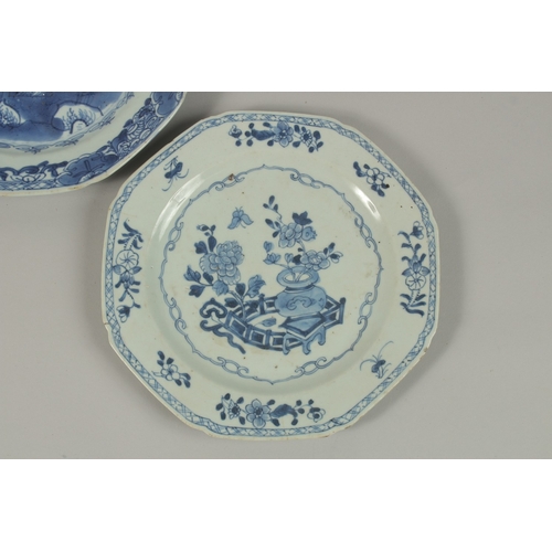 11 - FIVE CHINESE BLUE AND WHITE PORCELAIN PLATES, (5).