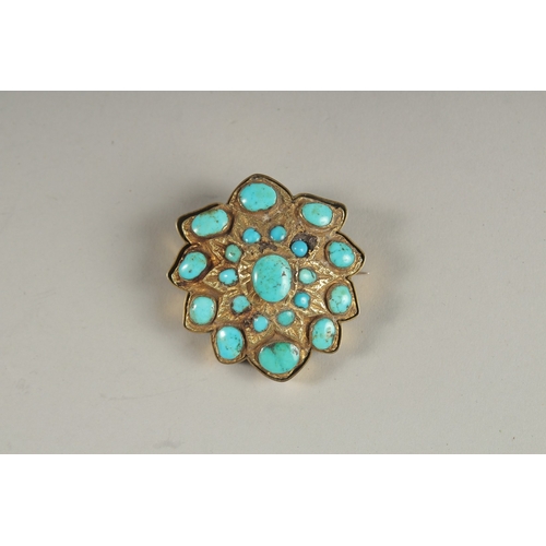 114 - A FINE 17TH-18TH CENTURY TIBETAN TURQUOISE INSET GOLD MOUNTED BROOCH.