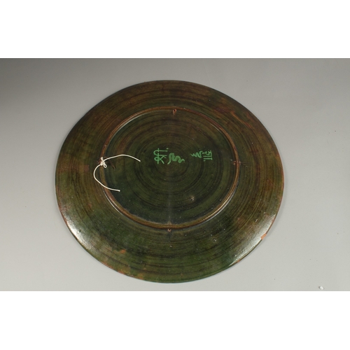 117 - A VERY LARGE AND FINE 19TH CENTURY INDIAN BOMBAI SCHOOL OF ARTS CHARGER, signed to the reverse, depi... 