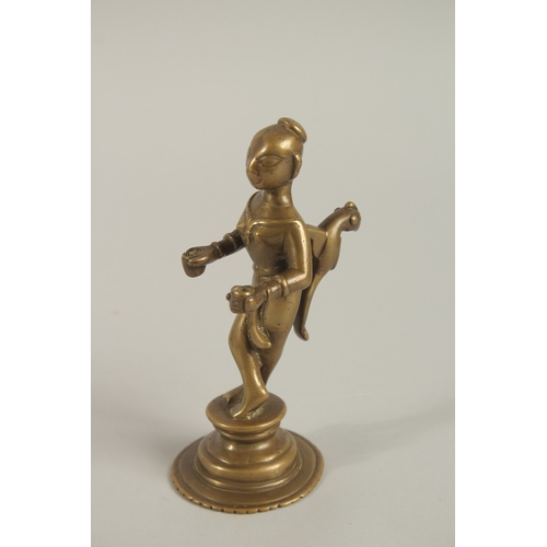 124 - AN 18TH CENTURY SOUTH INDIAN BRONZE OIL LAMP STAND, of figural form depicting a lady with a bird sha... 