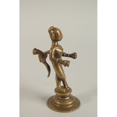 124 - AN 18TH CENTURY SOUTH INDIAN BRONZE OIL LAMP STAND, of figural form depicting a lady with a bird sha... 