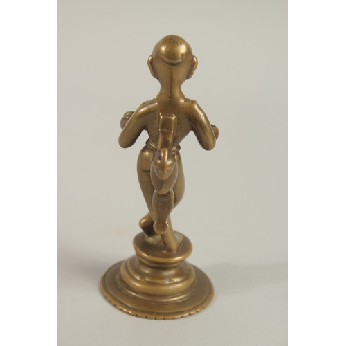 124 - AN 18TH CENTURY SOUTH INDIAN BRONZE OIL LAMP STAND, of figural form depicting a lady with a bird sha... 