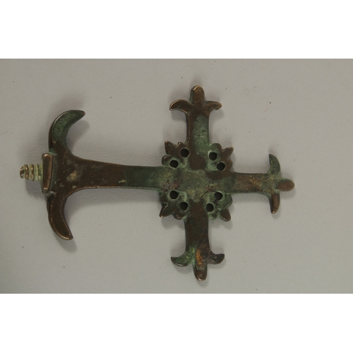 125 - A FINE BRONZE CROSS FINIAL, possibly early European.