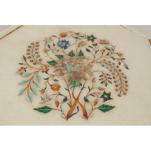 161 - A FINE EARLY 20TH CENTURY INDIAN AGRA PIETRA DURA INLAID MARBLE TOP TABLE, 48cm high.