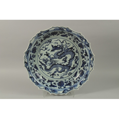 17 - A VERY LARGE CHINESE BLUE AND WHITE PORCELAIN DRAGON CHARGER, (af), 51cm wide.