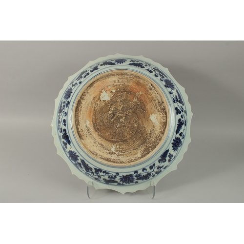 17 - A VERY LARGE CHINESE BLUE AND WHITE PORCELAIN DRAGON CHARGER, (af), 51cm wide.