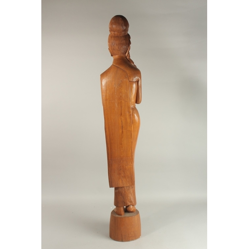 208 - A LARGE BALINESE FLOOR STANDING CARVED WOOD FIGURE, 115cm high.