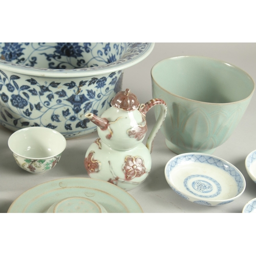 213 - A QUANTITY OF VARIOUS CHINESE PORCELAIN ITEMS, (qty).