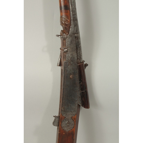 222 - A FINE 18-19TH CENTURY MUGHAL INDIAN MATCHLOCK RIFLE. 155cm long.