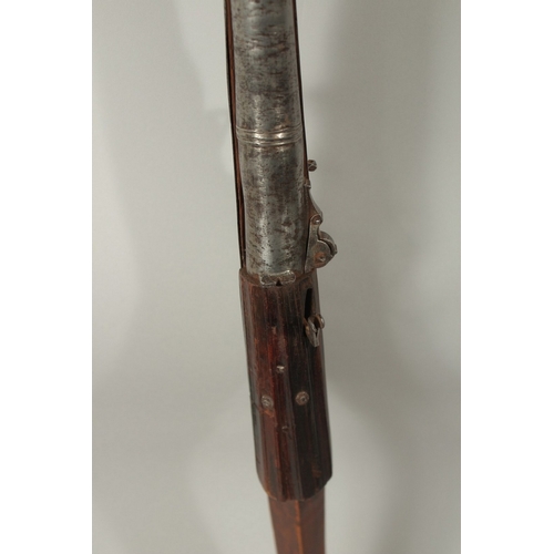 222 - A FINE 18-19TH CENTURY MUGHAL INDIAN MATCHLOCK RIFLE. 155cm long.