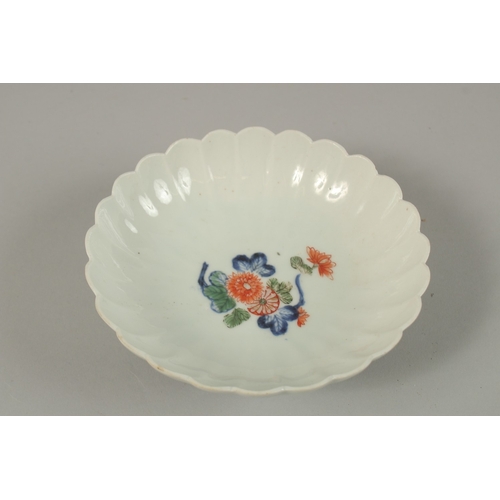 23 - FOUR CHINESE PORCELAIN BOWLS, together with a porcelain box and cover, (5).