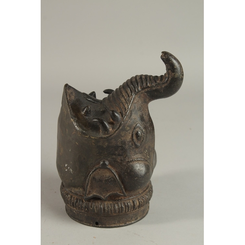 231 - AN 18TH CENTURY SOUTH INDIAN BRONZE ELEPHANT SHAPED PALANQUIN FINIAL, 20cm long.