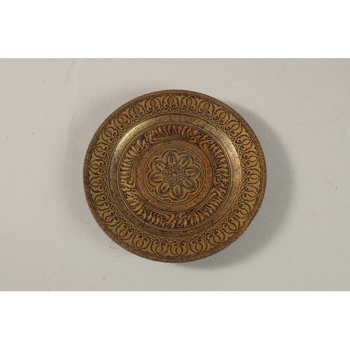 244 - A VERY FINE 19TH CENTURY SPANISH TOLEDO GOLD INLAID STEEL PIN DISH, bearing Arabic calligraphy, 7.5c... 