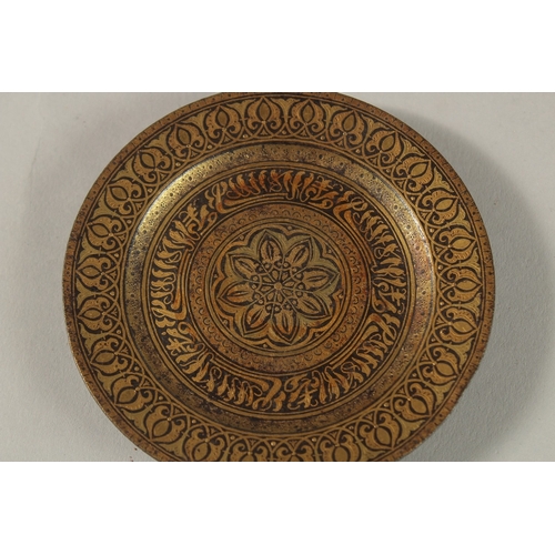 244 - A VERY FINE 19TH CENTURY SPANISH TOLEDO GOLD INLAID STEEL PIN DISH, bearing Arabic calligraphy, 7.5c... 