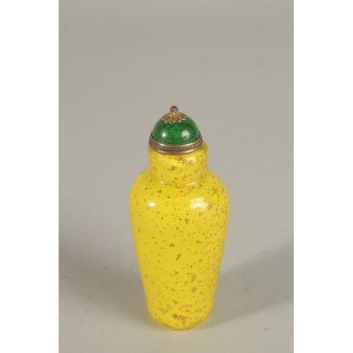 250 - A FINE CHINESE PEKING GLASS BOTTLE, with specks of gold and green stone stopper - possibly jade, 8.5... 