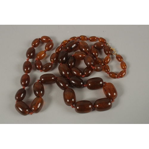 29 - AN AMBER BEADED NECKLACE.