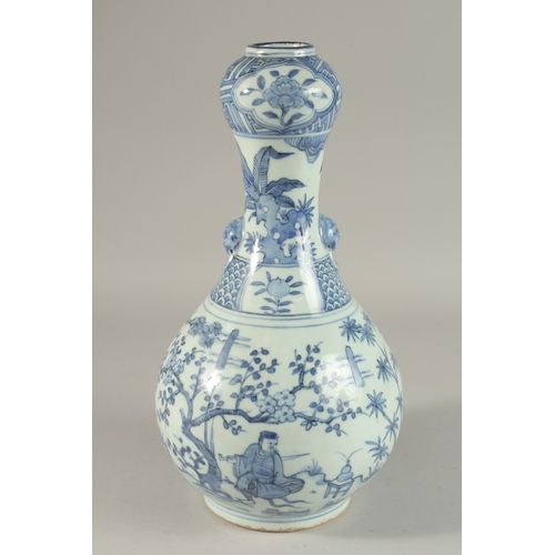 304 - A CHINESE BLUE AND WHITE PORCELAIN GARLIC HEAD VASE, painted with seated figures, 36cm high.