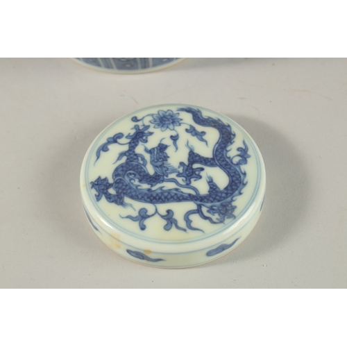 305 - A CHINESE BLUE AND WHITE PORCELAIN DRAGON JAR AND COVER, 12cm high.