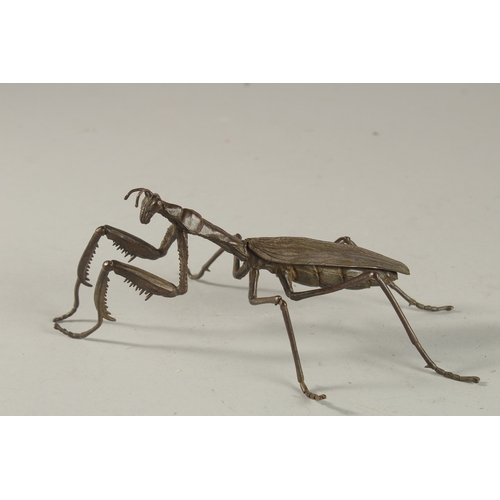 312 - A BRONZE OKIMONO OF A PRAYING MANTIS, with articulated legs.