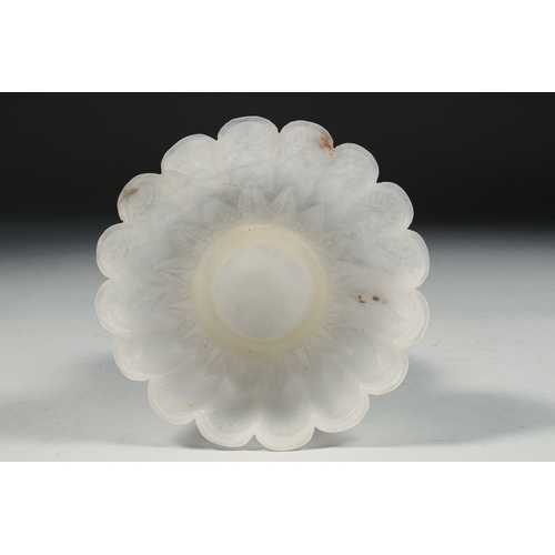 321 - AN 18TH CENTURY INDIAN MUGHAL CARVED WHITE JADE LIDDED BOWL, carved with foliate motifs and petal fo... 