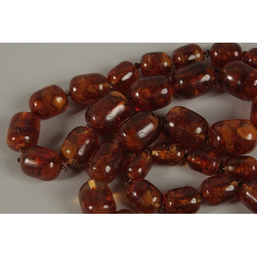 44 - AN AMBER-TYPE BEADED NECKLACE.