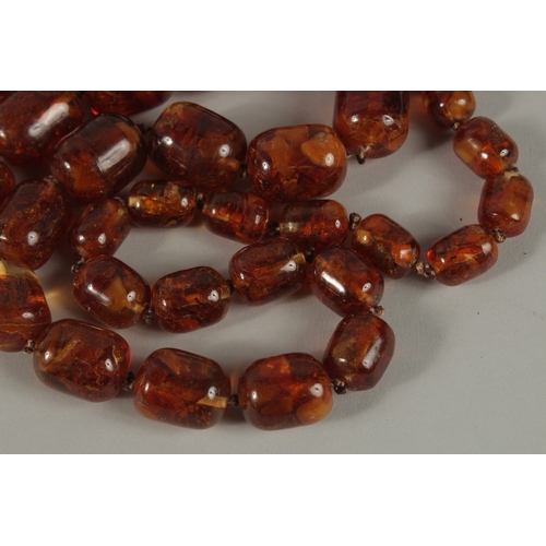 44 - AN AMBER-TYPE BEADED NECKLACE.