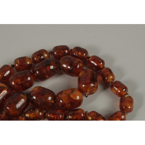 44 - AN AMBER-TYPE BEADED NECKLACE.