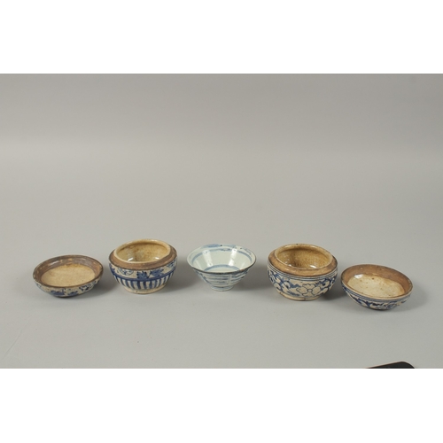 5 - A PAIR OF CHINESE BLUE AND WHITE PORCELAIN CIRCULAR BOXES AND COVERS, together with a small bowl, (3... 