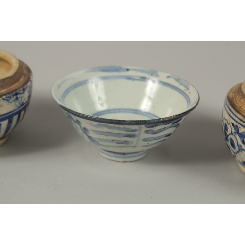 5 - A PAIR OF CHINESE BLUE AND WHITE PORCELAIN CIRCULAR BOXES AND COVERS, together with a small bowl, (3... 