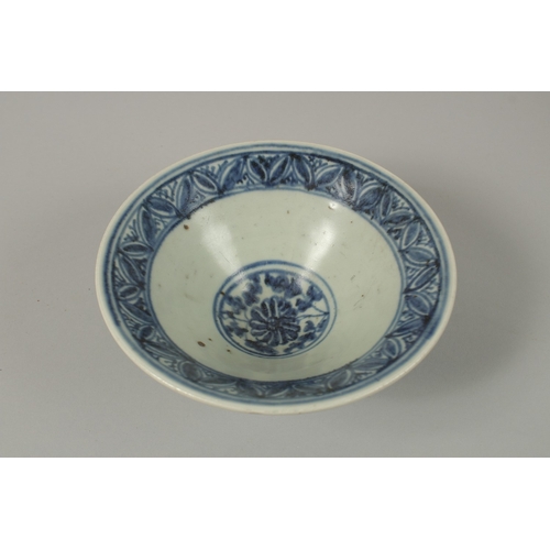 6 - A CHINESE BLUE AND WHITE PORCELAIN DRAGON BOWL, 16cm diameter.