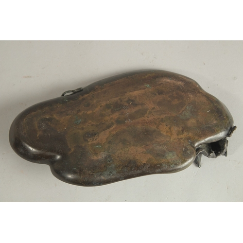 86 - A SIGNED JAPANESE BRONZE TRAY, the corner with an okimono of a bird on a leaf, signed to base, 23cm ... 