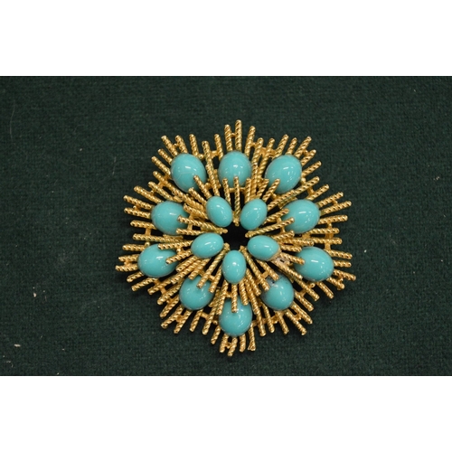 1003 - A decorative brooch.