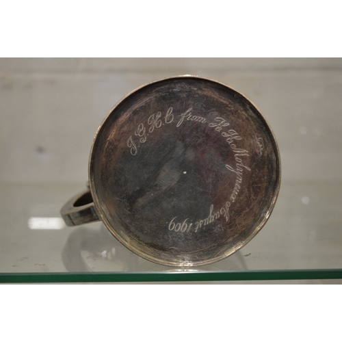 1045 - A Georgian silver lidded tankard with engraved hinged cover, the body with two pairs of contrentric ... 