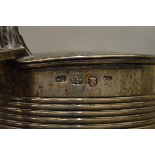 1045 - A Georgian silver lidded tankard with engraved hinged cover, the body with two pairs of contrentric ... 