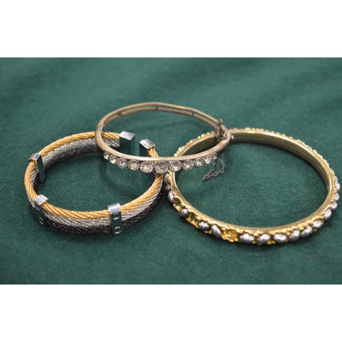 1099 - Decorative bangles.