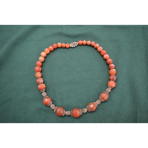 1100 - Chunky bead necklace.