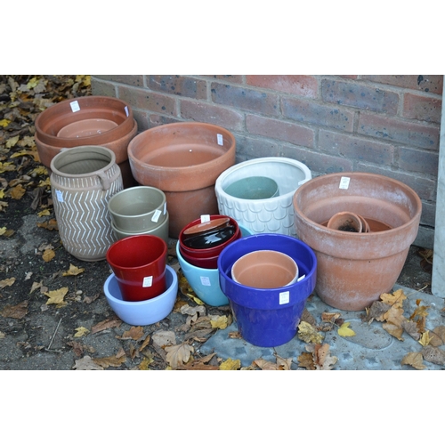 17 - A quantity of garden pots.