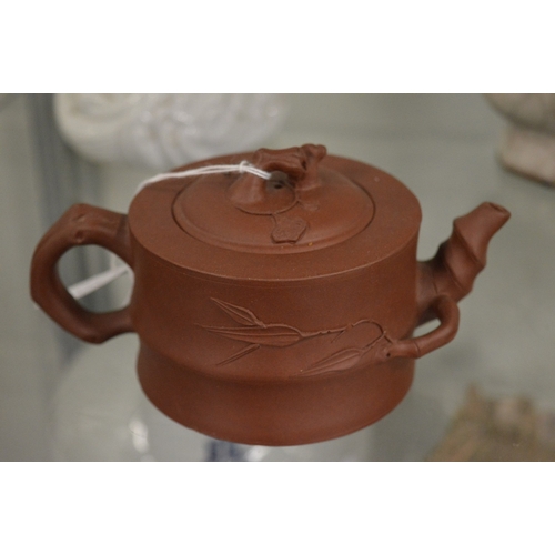 732 - A Chinesse Yixing teapot.