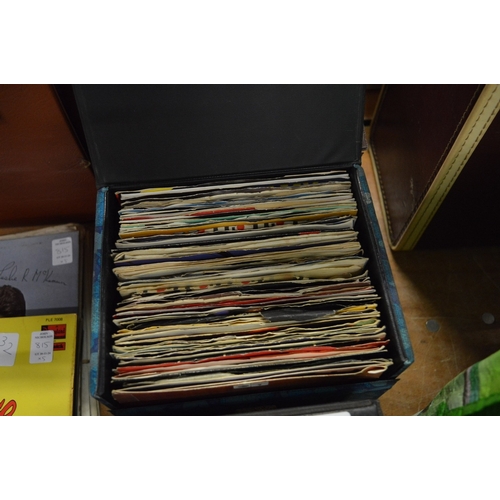 816 - A large quantity of single records etc.