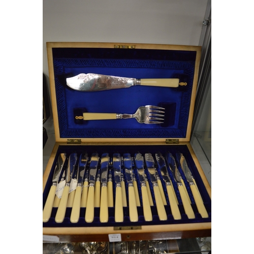 914 - A cased set of twelve fish knives and forks with servers.