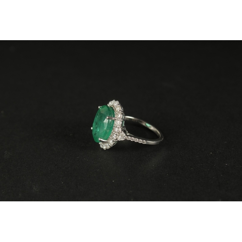 1037 - AN 18CT WHITE GOLD LARGE OVAL EMERALD AND RBC DIAMOND RING, with trapezoid and RBC diamond shoulders... 