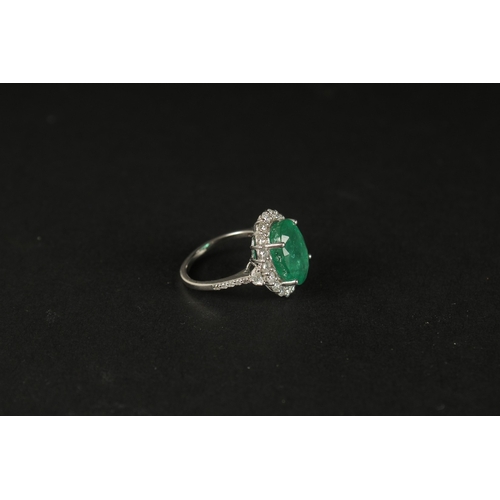 1037 - AN 18CT WHITE GOLD LARGE OVAL EMERALD AND RBC DIAMOND RING, with trapezoid and RBC diamond shoulders... 