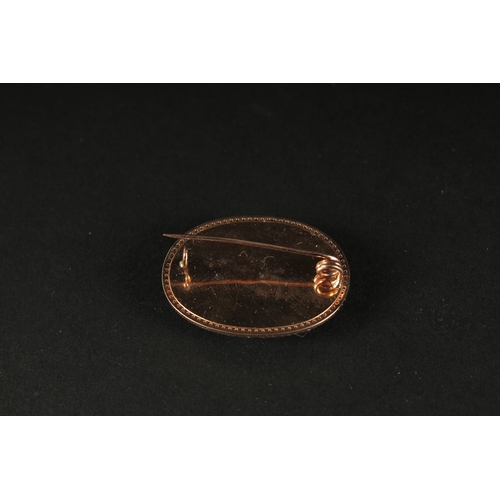 1050 - A 14CT ROSE GOLD BAR PIN BROOCH set with a rare Essex crystal depicting a jockey on horseback surrou... 