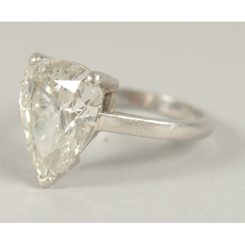 1054 - A SUPERB PEAR-SHAPED DIAMOND RING. APPROX. 5CTS, SET IN PLATINUM.