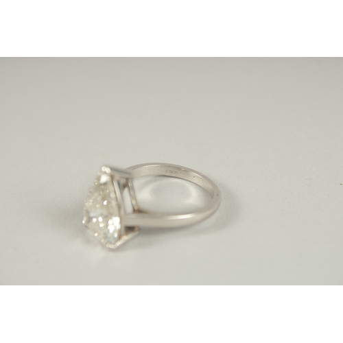 1054 - A SUPERB PEAR-SHAPED DIAMOND RING. APPROX. 5CTS, SET IN PLATINUM.