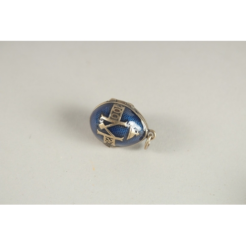 1065 - A SILVER AND BLUE ENAMEL EGG SHAPED LOCKET.