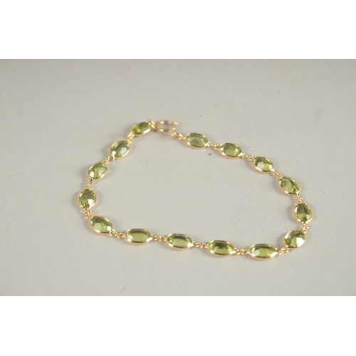 1075 - AN 18CT YELLOW GOLD AND PERIDOT BRACELET.