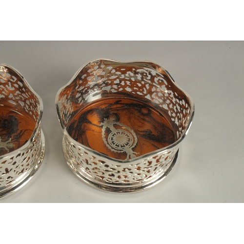 1114 - A PAIR OF PLATED AND FAUX TORTOISESHELL COASTERS.