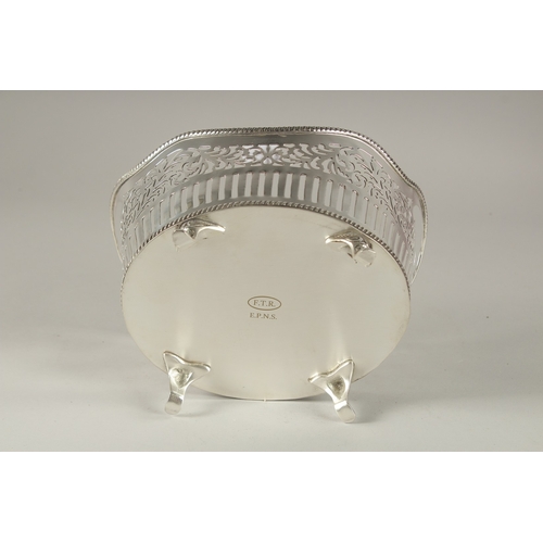 1119 - A SILVER-PLATED BREAD BASKET.